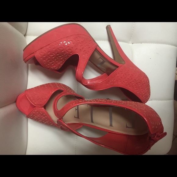 Shoe size 10 - Picture 1 of 2